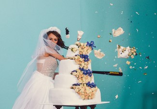 Улыбайтесь! Солистка группы IOWA выбирает свадебное платье