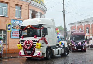 Свадебный кортеж из фур: в ЗАГС с ветерком!